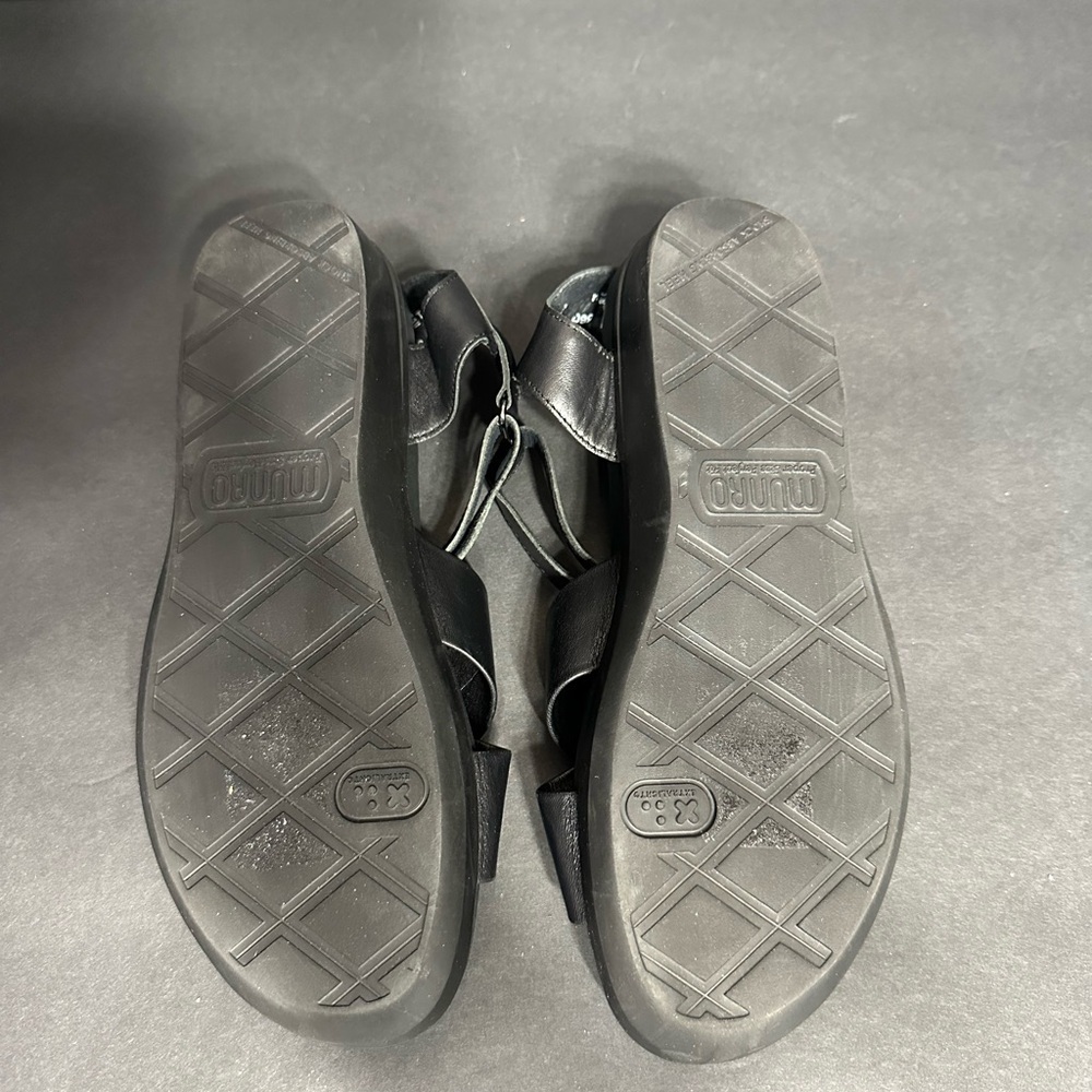 Munro Black Leather Sandals size 9.5 pre owned Exellent condition. - Picture 4 of 4